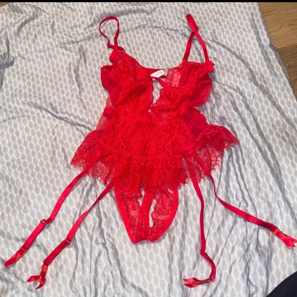 Victoria Secret - Picture 2 of 5